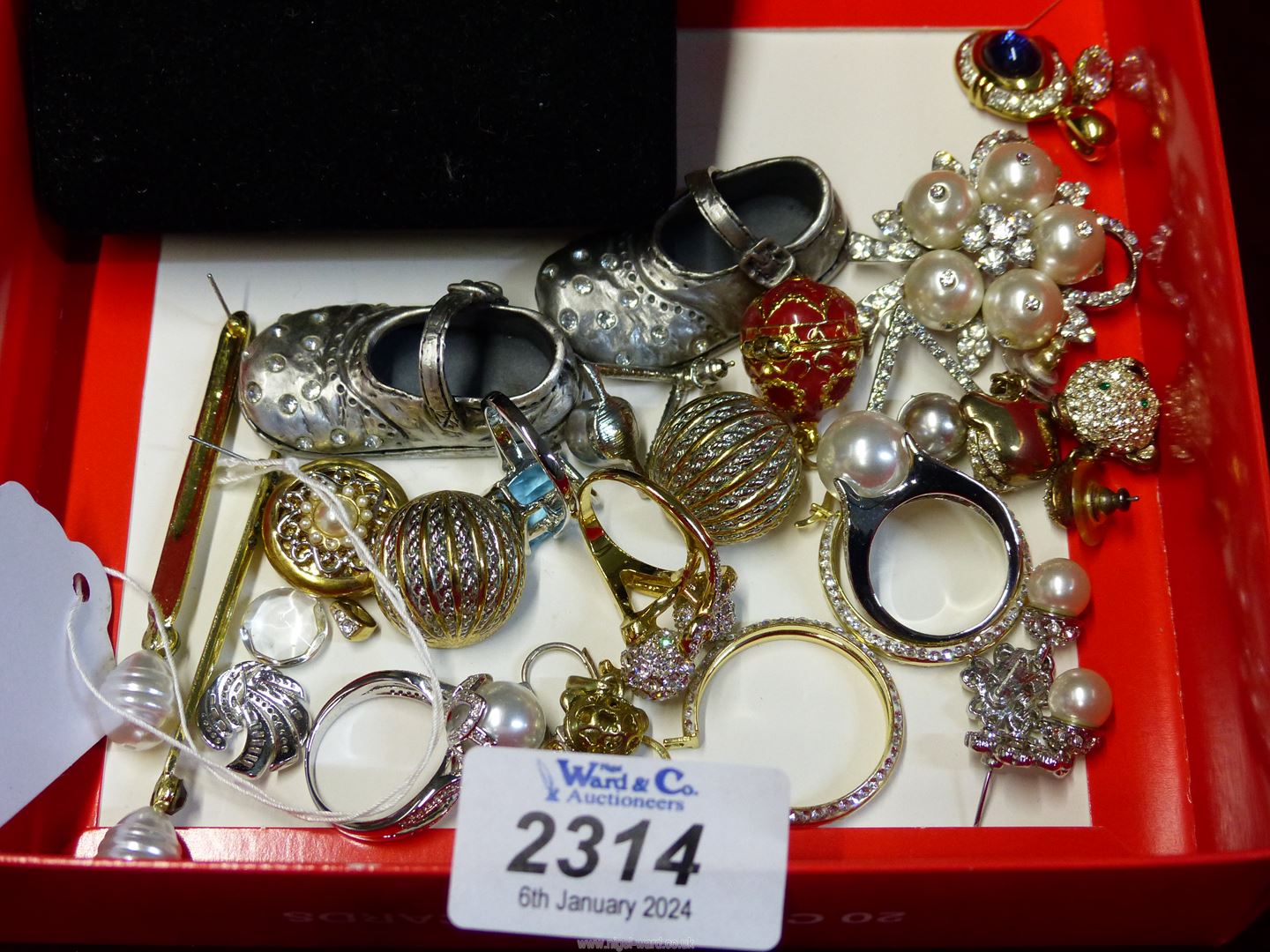 A small quantity of costume jewellery earrings, rings,