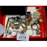 A small quantity of costume jewellery earrings, rings,