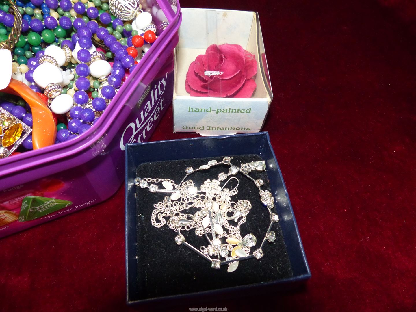A quantity of costume jewellery including beads, bangles, brooches, necklaces, earrings, etc. - Image 4 of 4