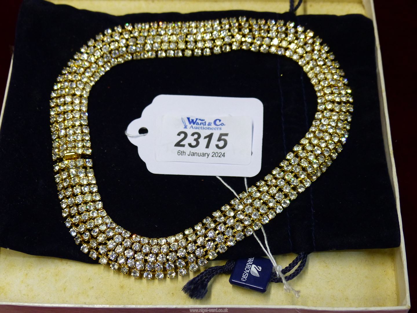 A pretty choker style costume jewellery necklace.