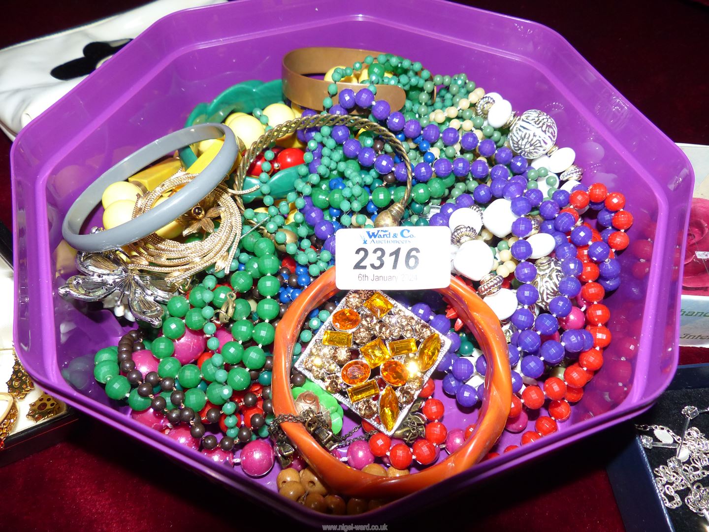 A quantity of costume jewellery including beads, bangles, brooches, necklaces, earrings, etc. - Image 3 of 4