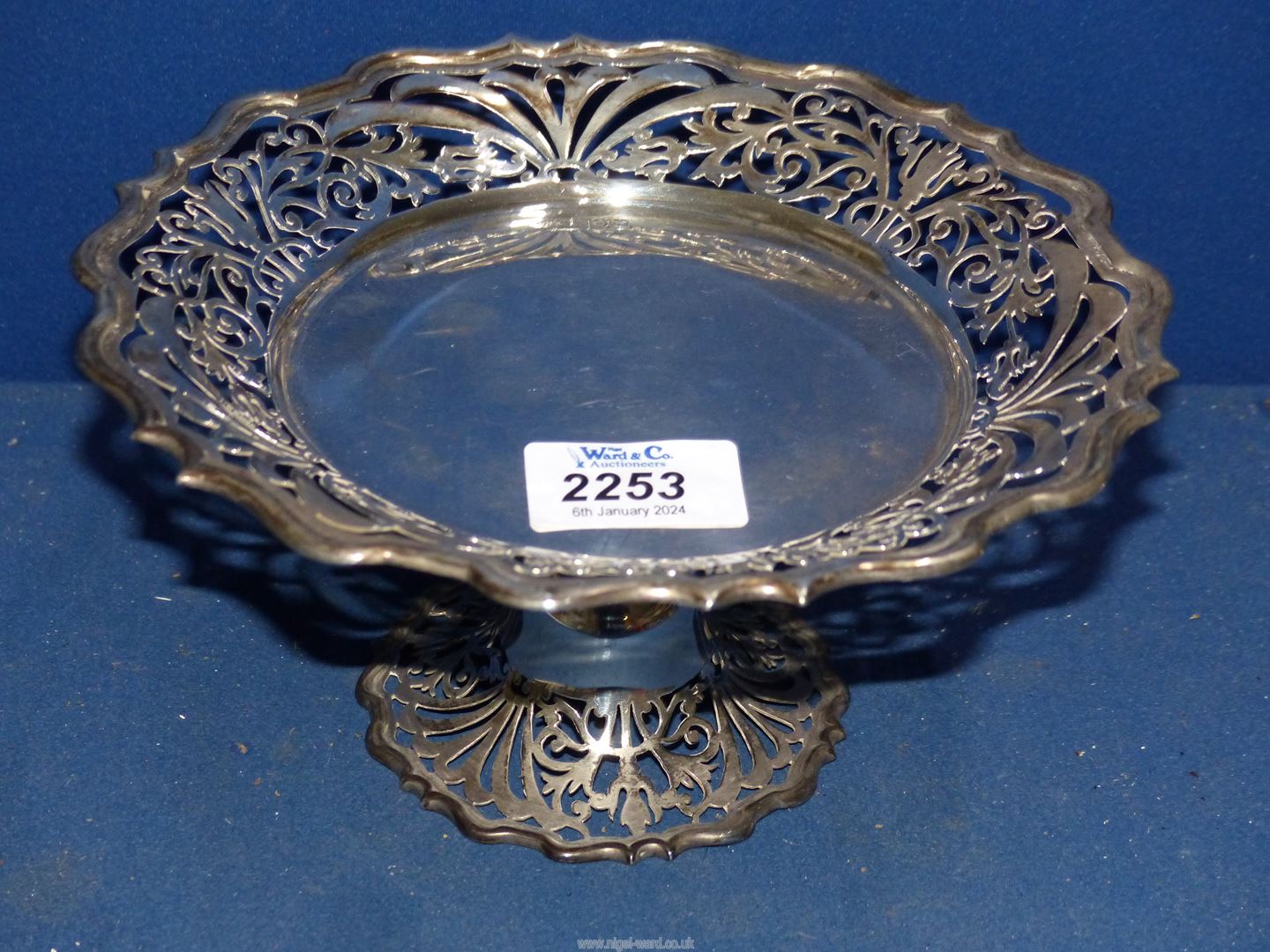 A Silver Tazza with pierced work rim, London 1903, makers Sibray, Hall & Co. Ltd. - Image 3 of 3