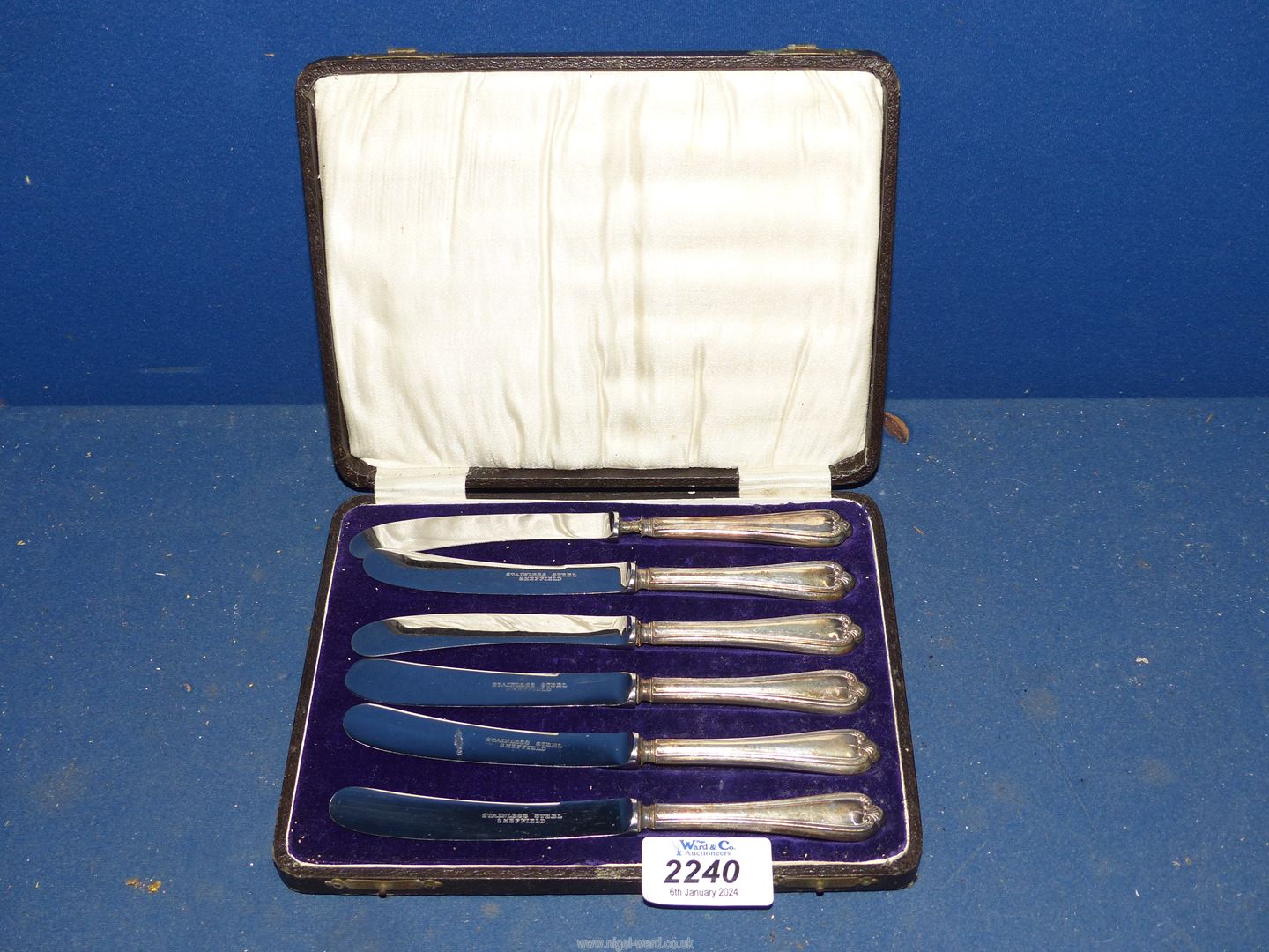 A cased set of silver handled butter knives, Sheffield.