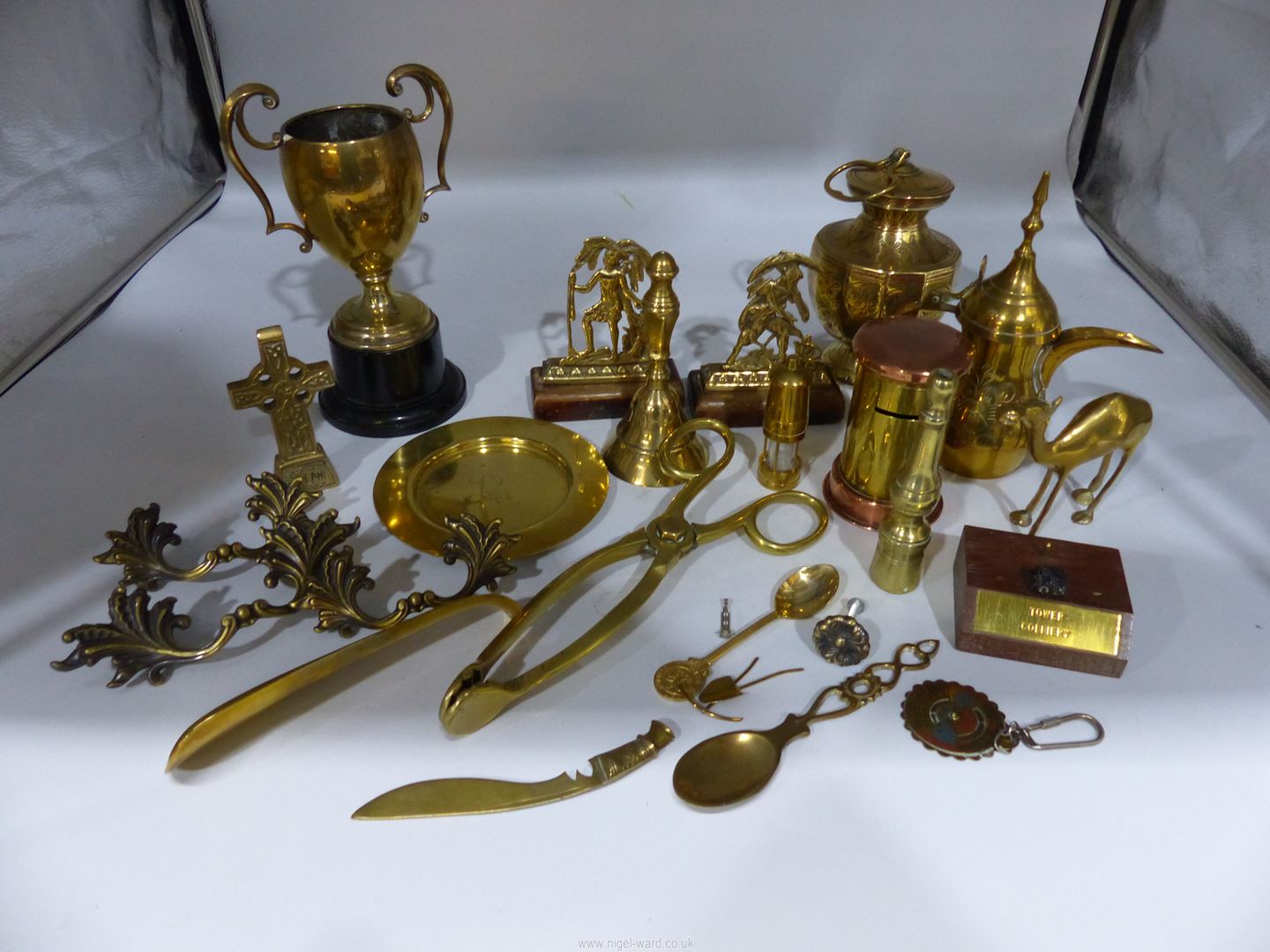 A quantity of miscellaneous brass including bookends, bell, money box, small Daley lamp ,