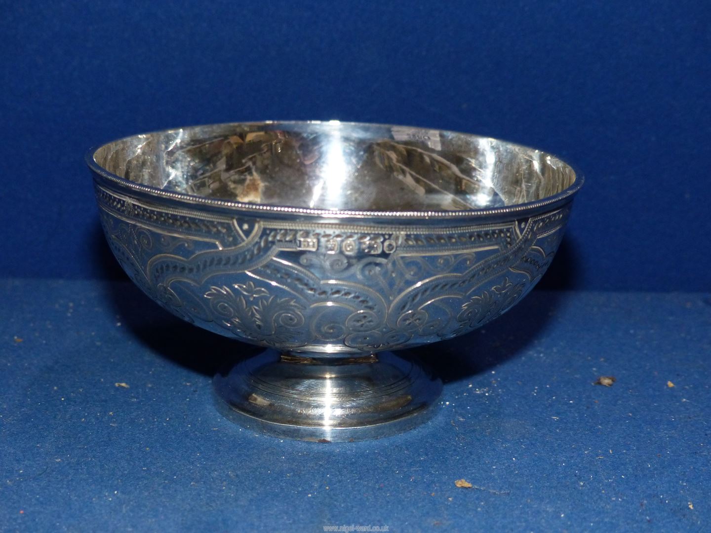 A Victorian silver footed Bowl with engraved detail, Sheffield 1870, by I.H. - Image 3 of 3