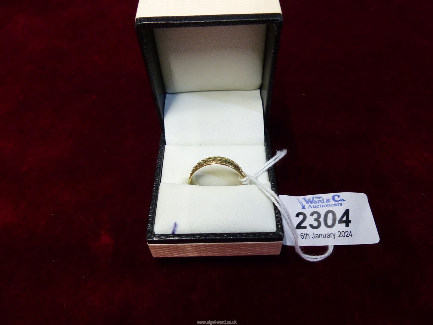 A 9ct gold ring having engraved decoration.