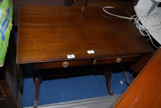 A Walnut/Mahogany hall table with drop leaves - 20" depth x 33" (closed) x 12" extension x 28½"