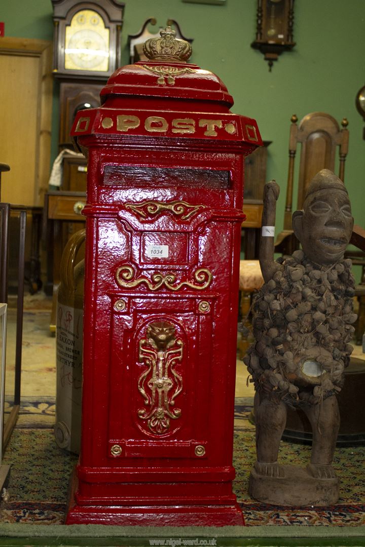 An iron Post Box, no reign mark but postal horn and crown detail,