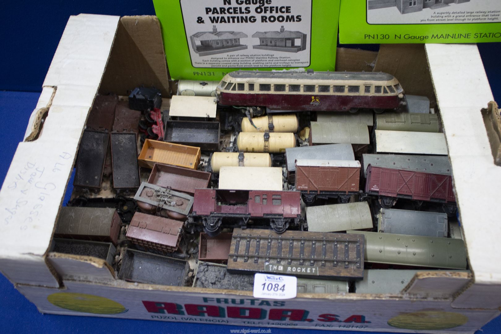 A quantity of Hornby Dublo carriages (worn condition), - Image 2 of 2