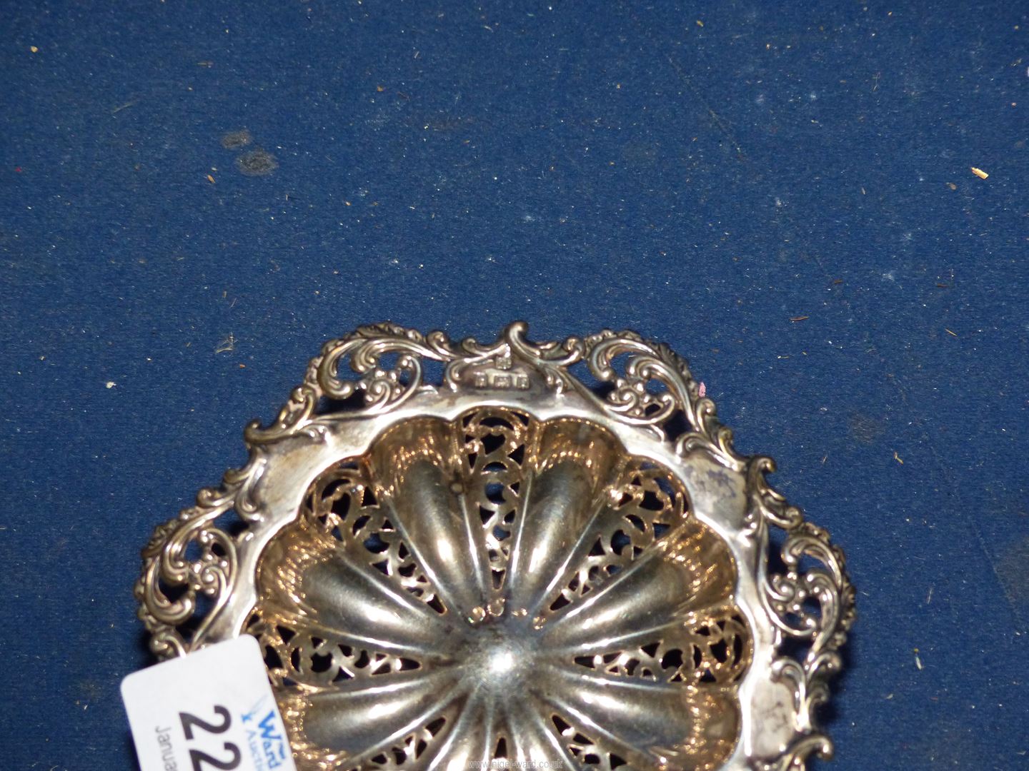 A small Silver bon bon Dish having pierced work and feet, Birmingham 1905, - Image 2 of 3