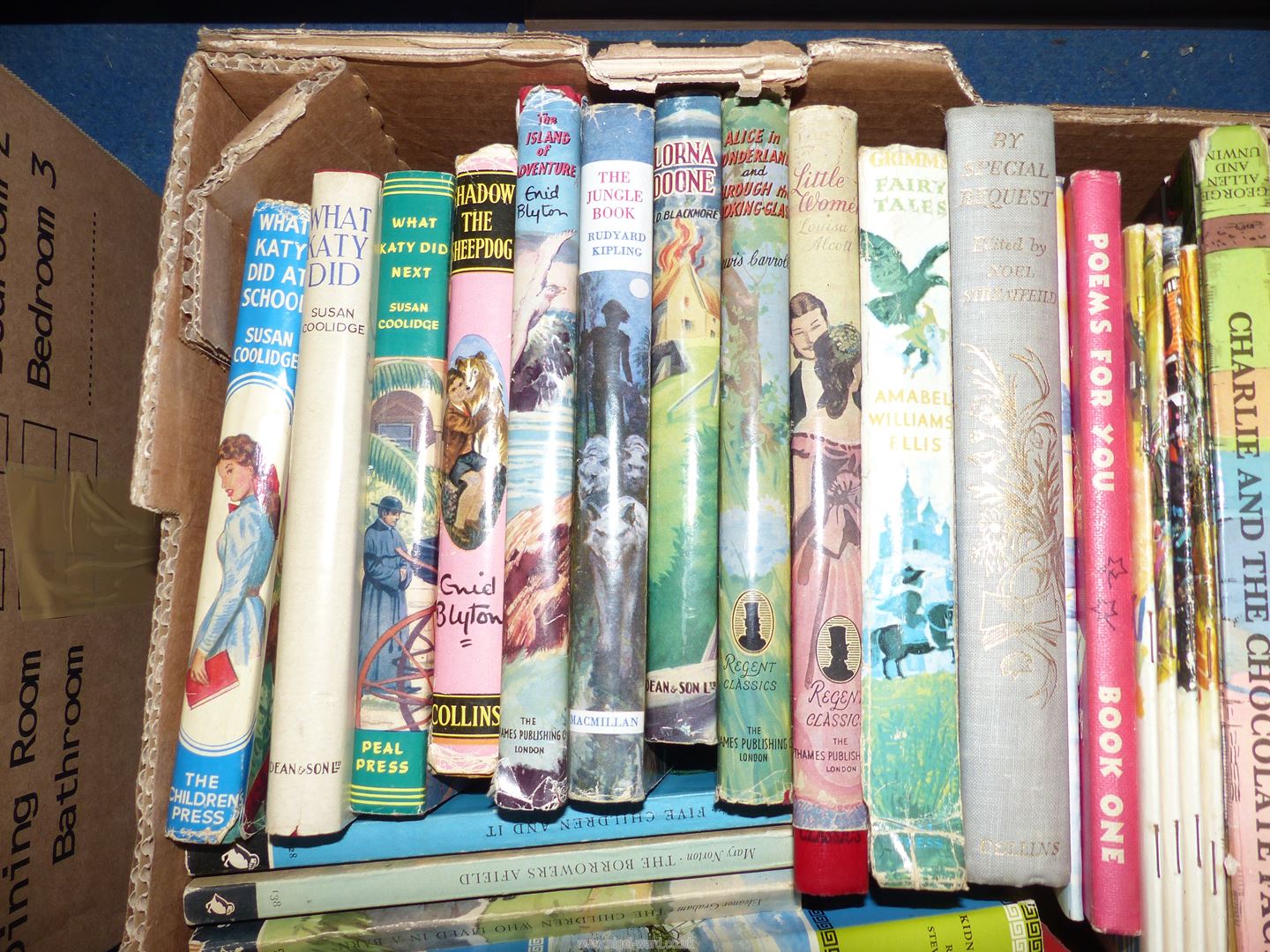 A quantity of children's books including Blue Peter Annual, Lorna Doone, Kidnapped, etc. - Image 2 of 5
