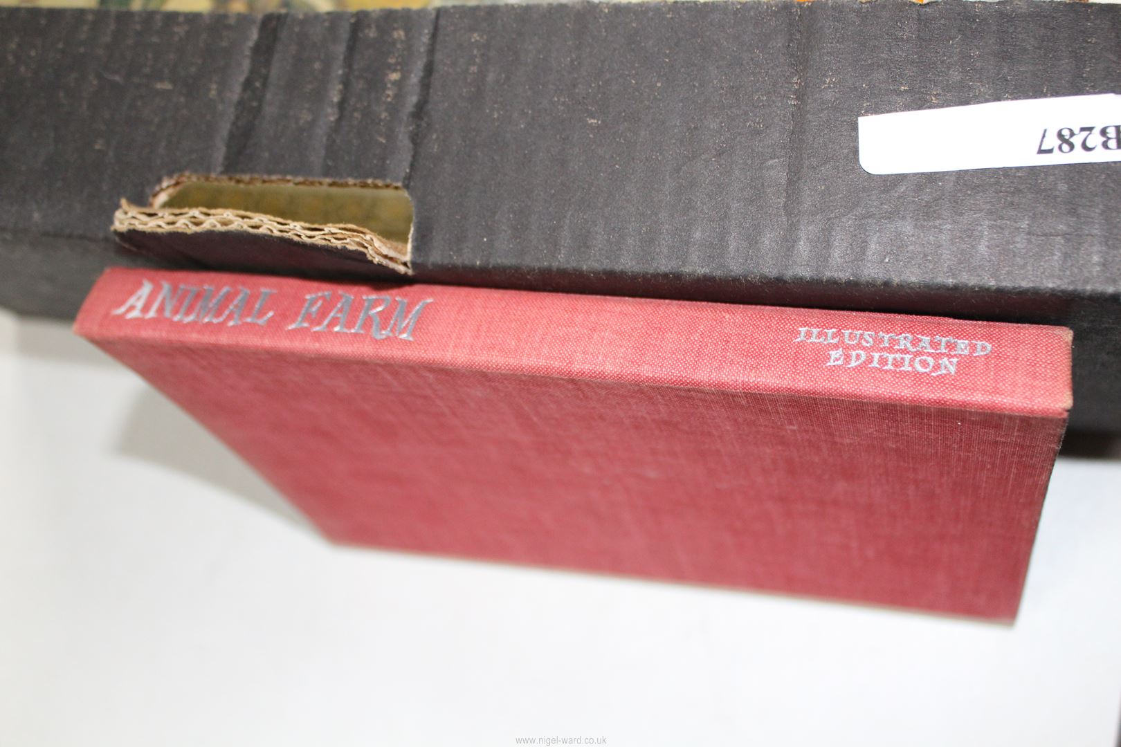A box of books to include Captain Boldheart by Charles Dickens, Animal Farm by George Orwell, - Image 10 of 25