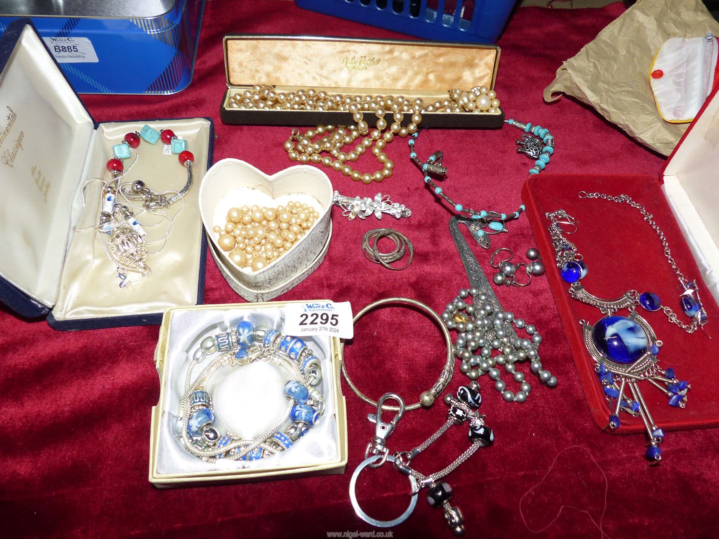 A small quantity of costume jewellery including boxed necklace and earring set with blue glass - Image 2 of 2