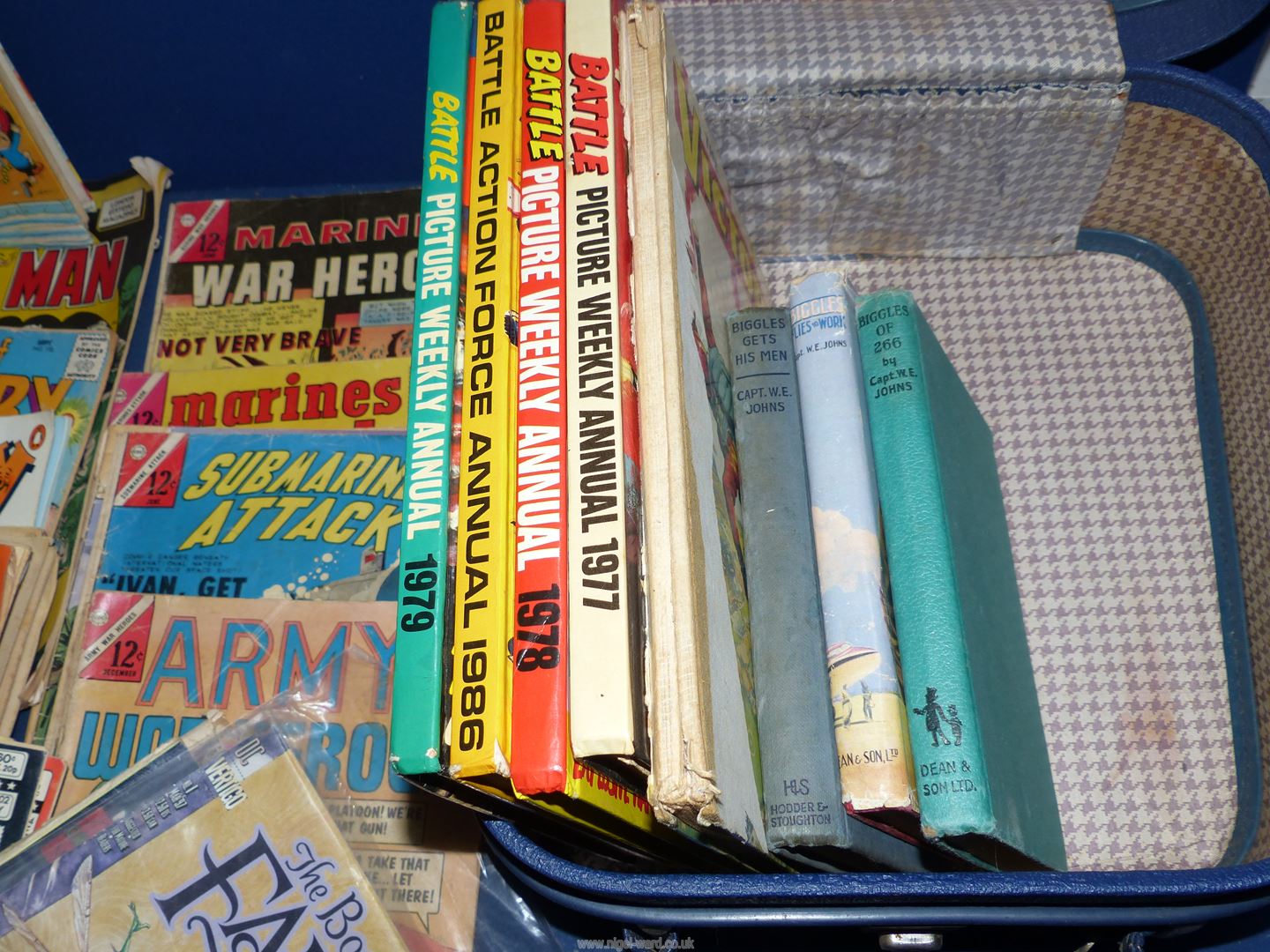 A small case and a box of children's annuals and comics including Battle Annuals, Tomahawk, Batman, - Image 2 of 5