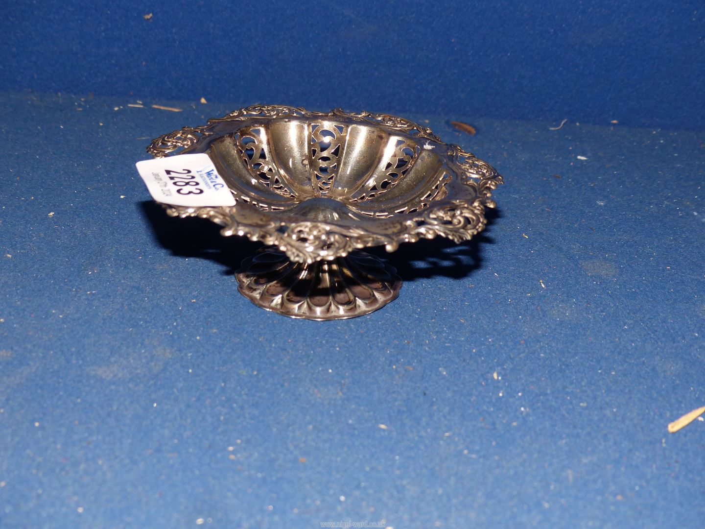 A small Silver bon bon Dish having pierced work and feet, Birmingham 1905, - Image 3 of 3