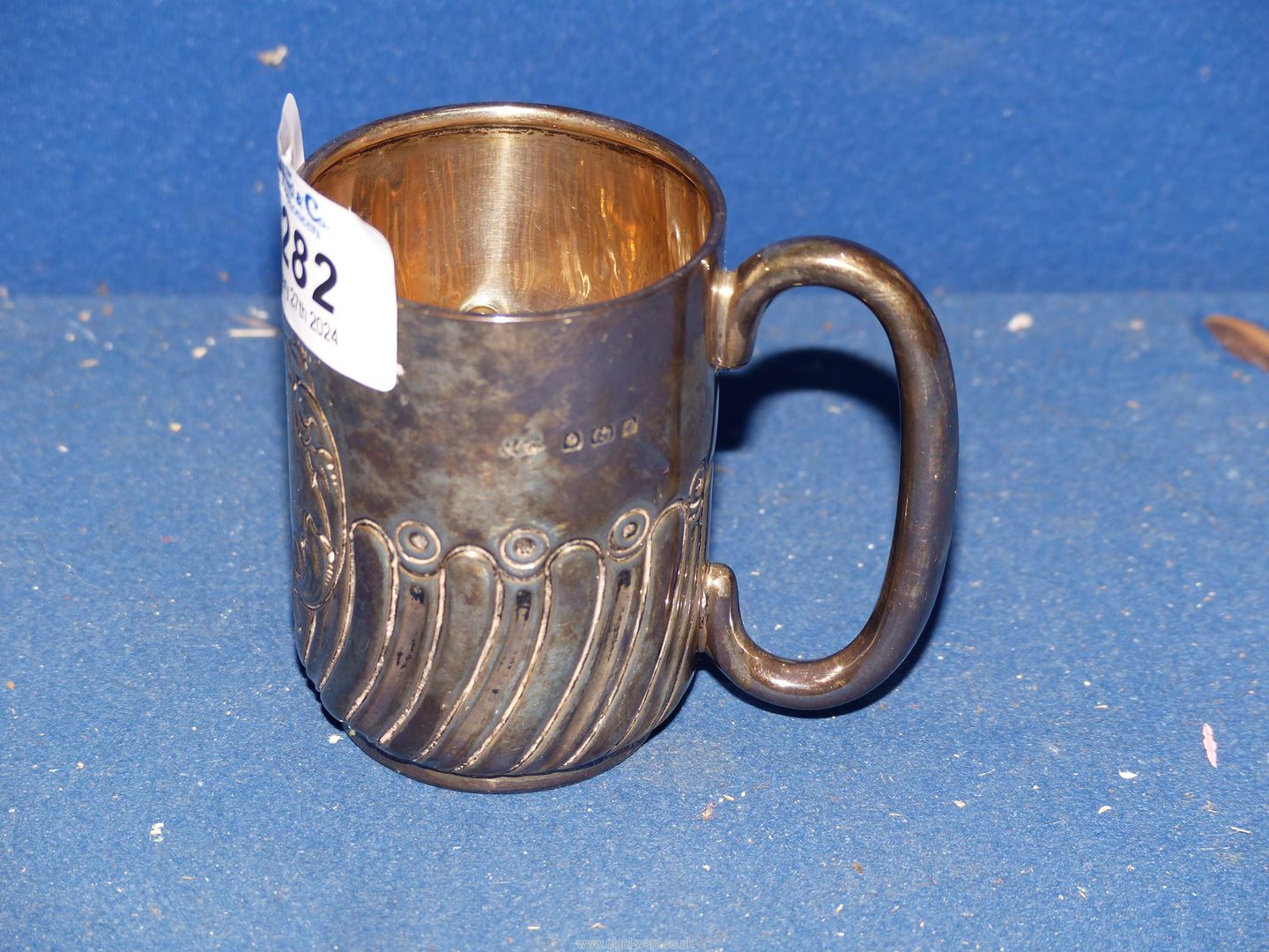 A small Silver Christening mug, Birmingham 1905, maker Jones & Crompton, 67g. - Image 2 of 3