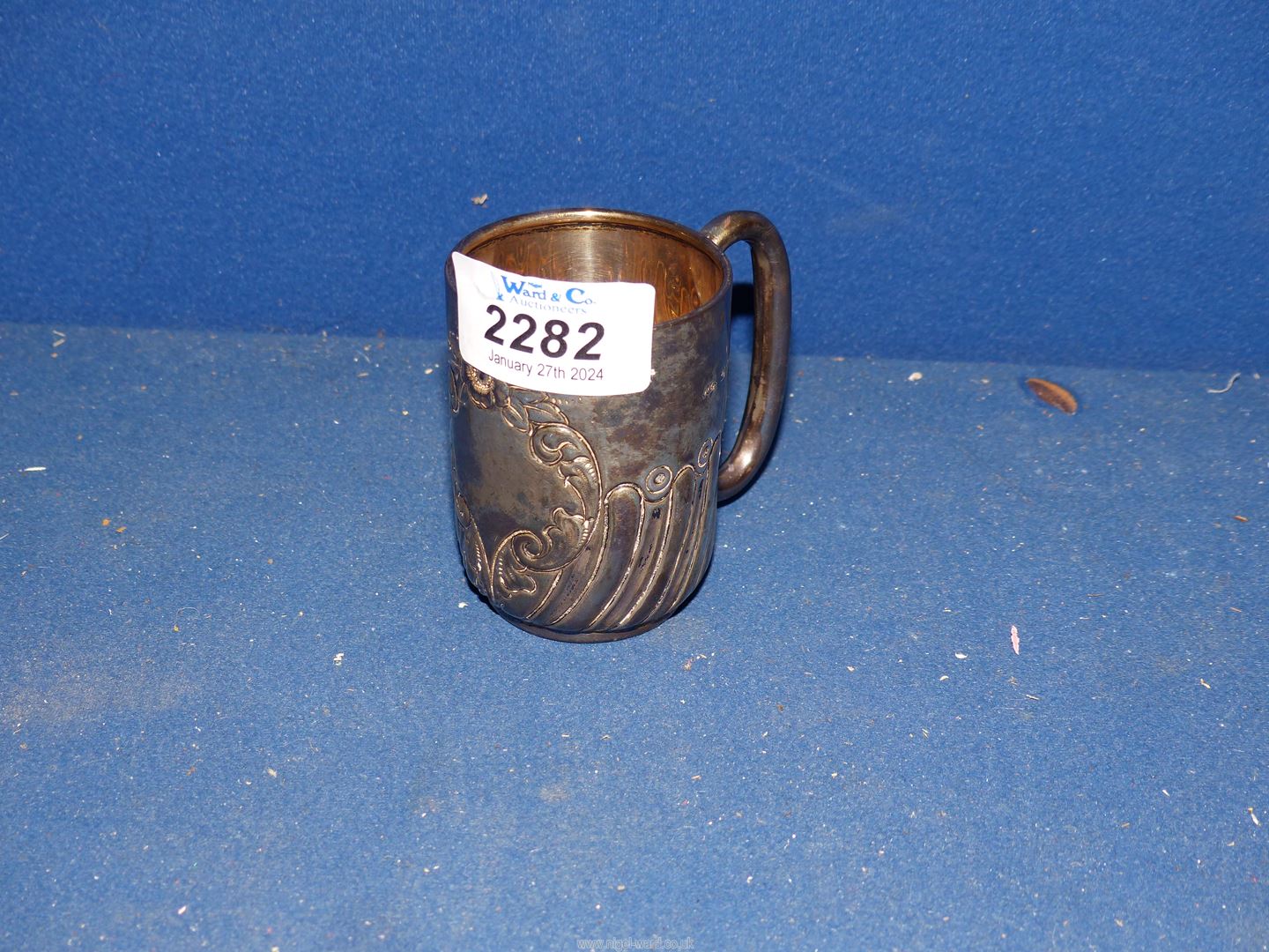 A small Silver Christening mug, Birmingham 1905, maker Jones & Crompton, 67g. - Image 3 of 3