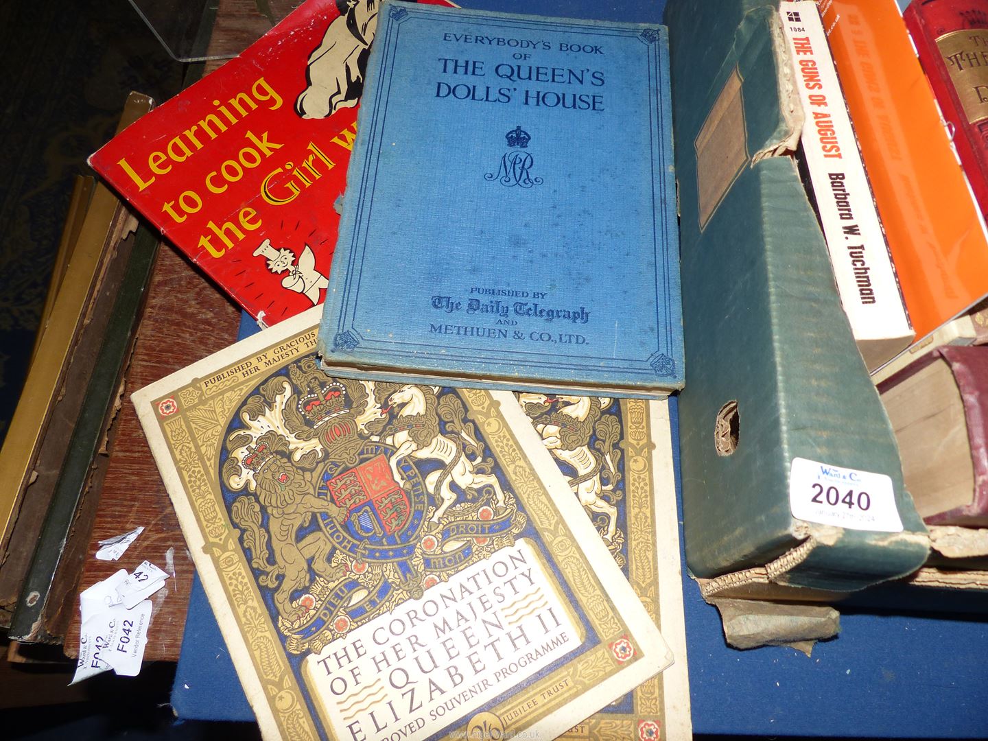 A box of books including The Queen's Dolls' House, Huckleberry Fin, Lorna Doone, - Image 6 of 6