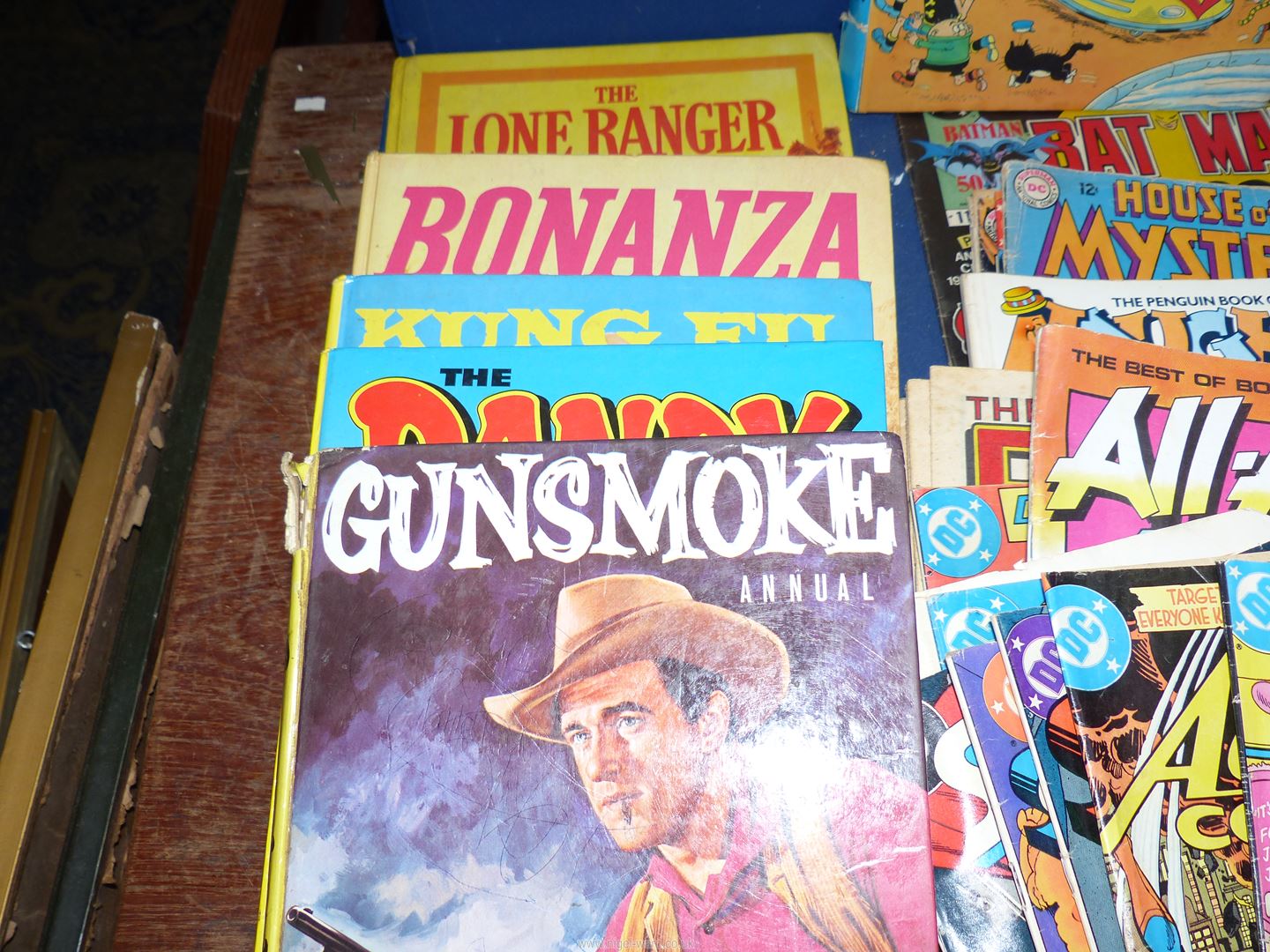 A small case and a box of children's annuals and comics including Battle Annuals, Tomahawk, Batman, - Image 5 of 5