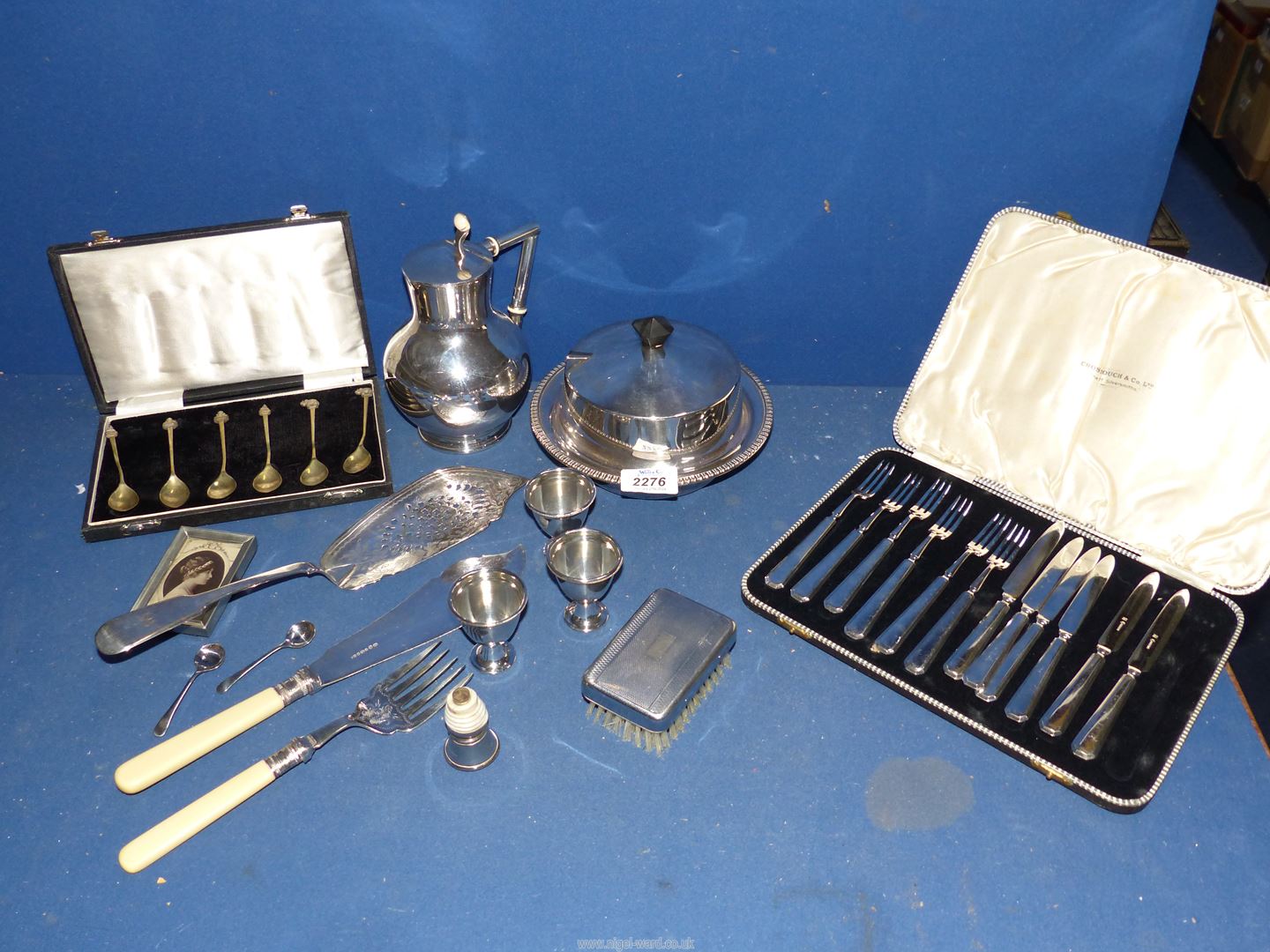 A quantity of silver plate and Epns including a set of six cake knives and forks in a Cross, - Image 2 of 2