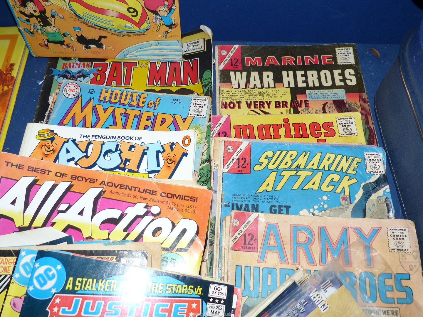 A small case and a box of children's annuals and comics including Battle Annuals, Tomahawk, Batman, - Image 3 of 5