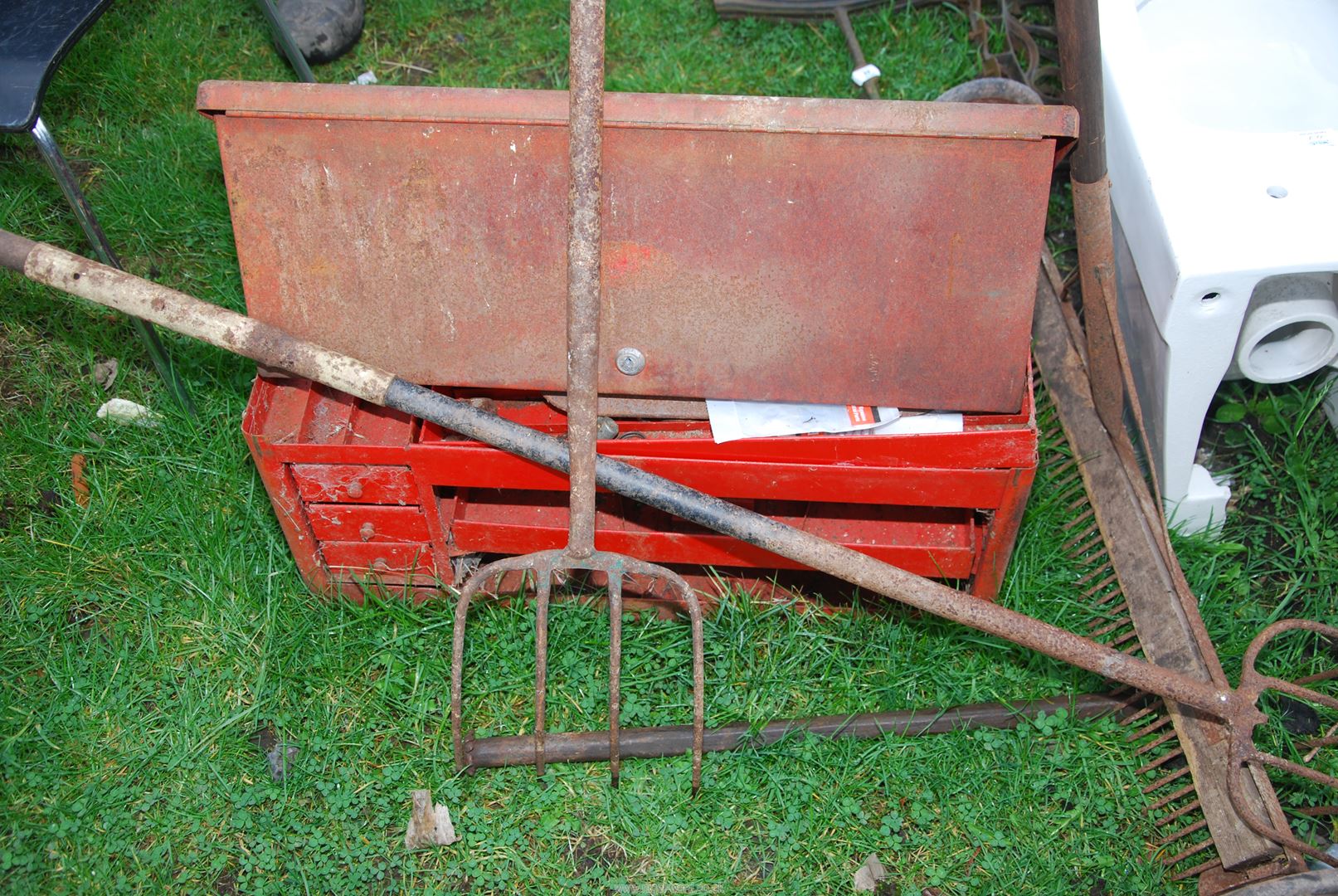 A metal tool box, hydraulic pump, rake and a fork. - Image 2 of 2