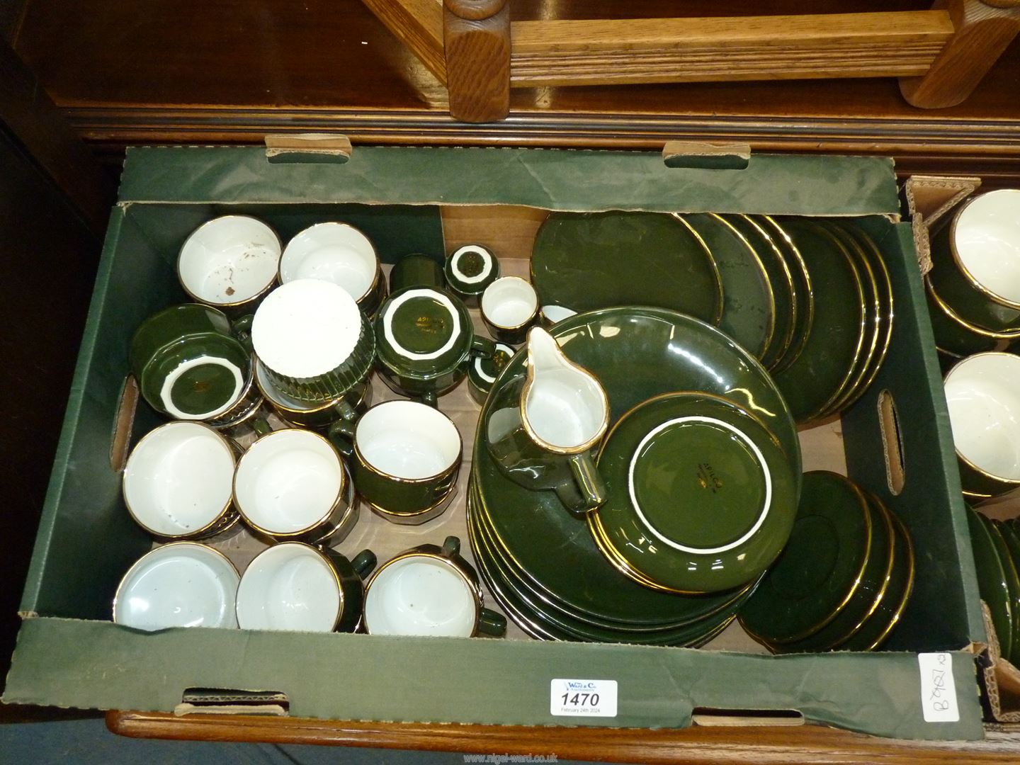 A good quantity of green and gold Aplico dinner and teaware. - Image 2 of 3