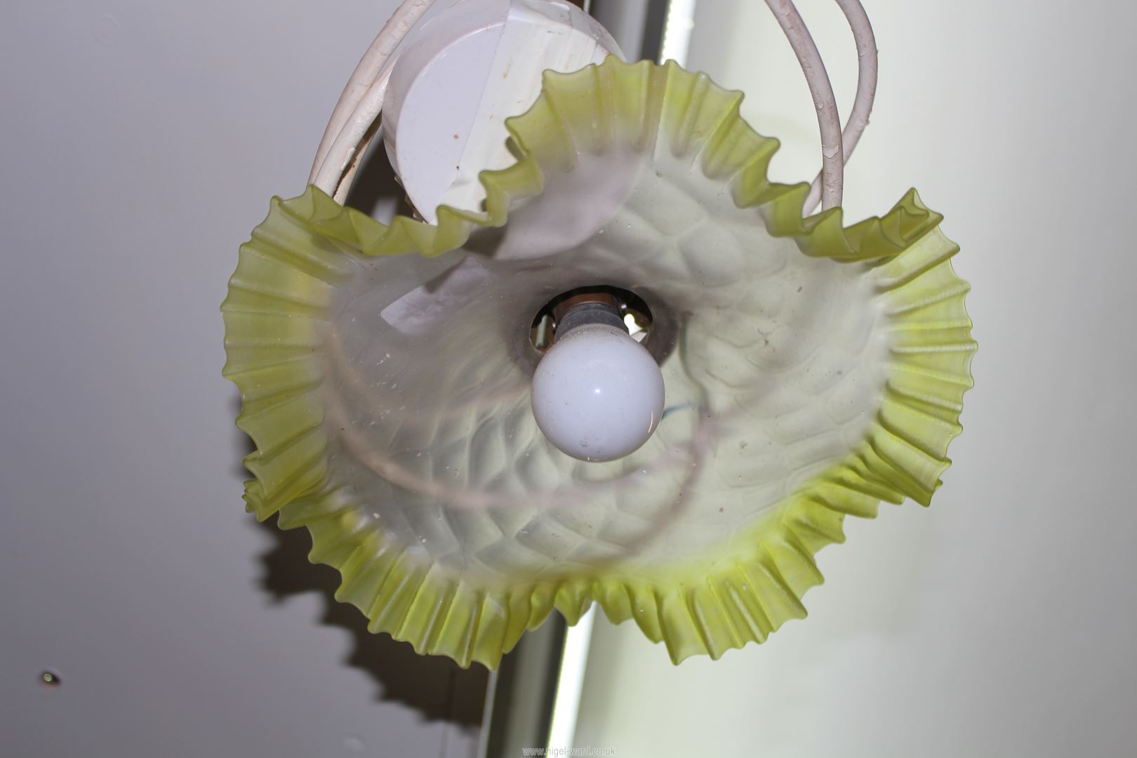 A vintage ceiling shade to white to yellow frosted glass with frilled edges, 10'' diameter. - Image 4 of 4