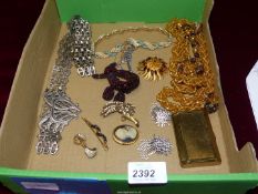 A small quantity of costume jewellery including; metal belt, bead necklace, brooch and earrings,