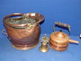 A copper coal scuttle and kettle plus a brass bell.