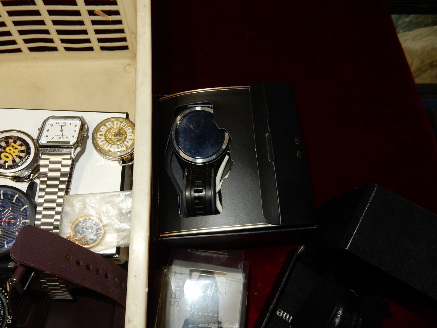 A quantity of contemporary geny's wristwatches including boxed Fossil, Huawei, etc. - Image 3 of 3