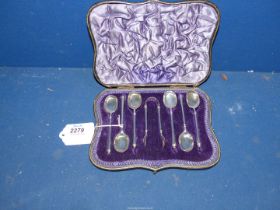 A cased set of six silver Spoons and nips, London 1913, weight 108g.