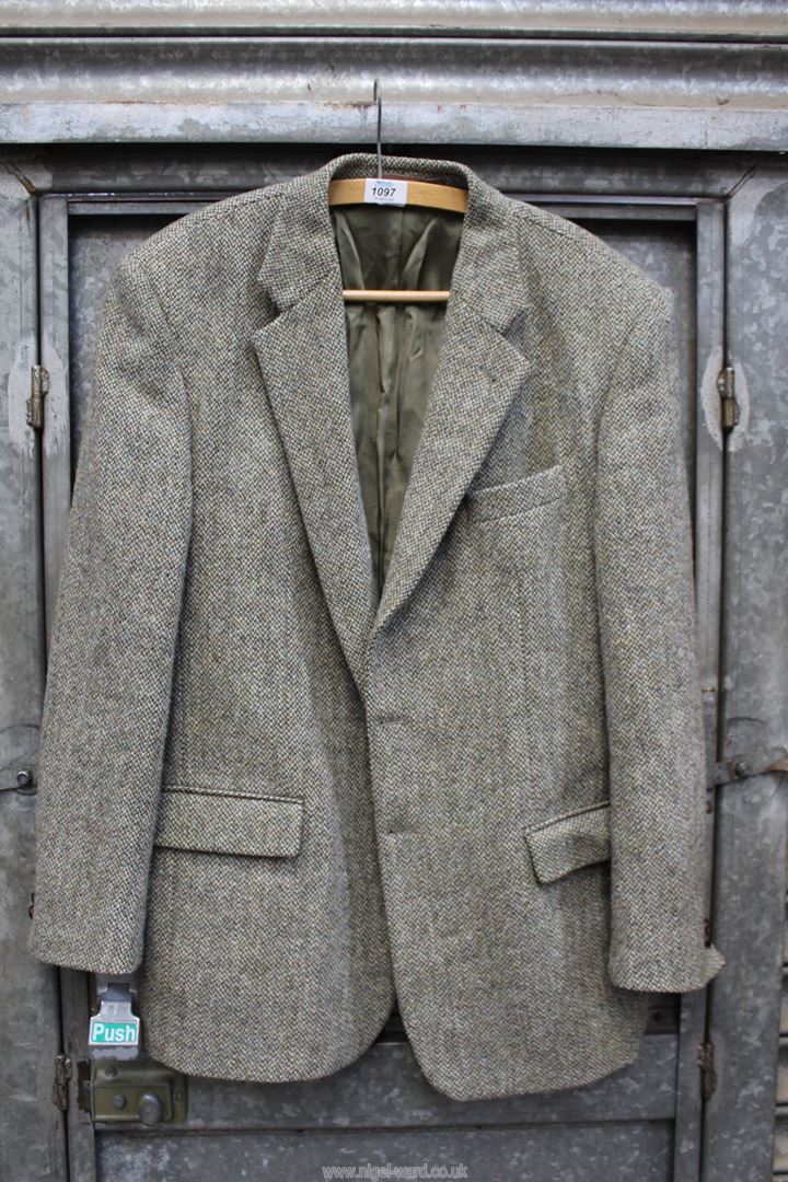 A Gents Harris Tweed Sports jacket, twin vent, chest 42", tiny bit of wear at sleeve edges.
