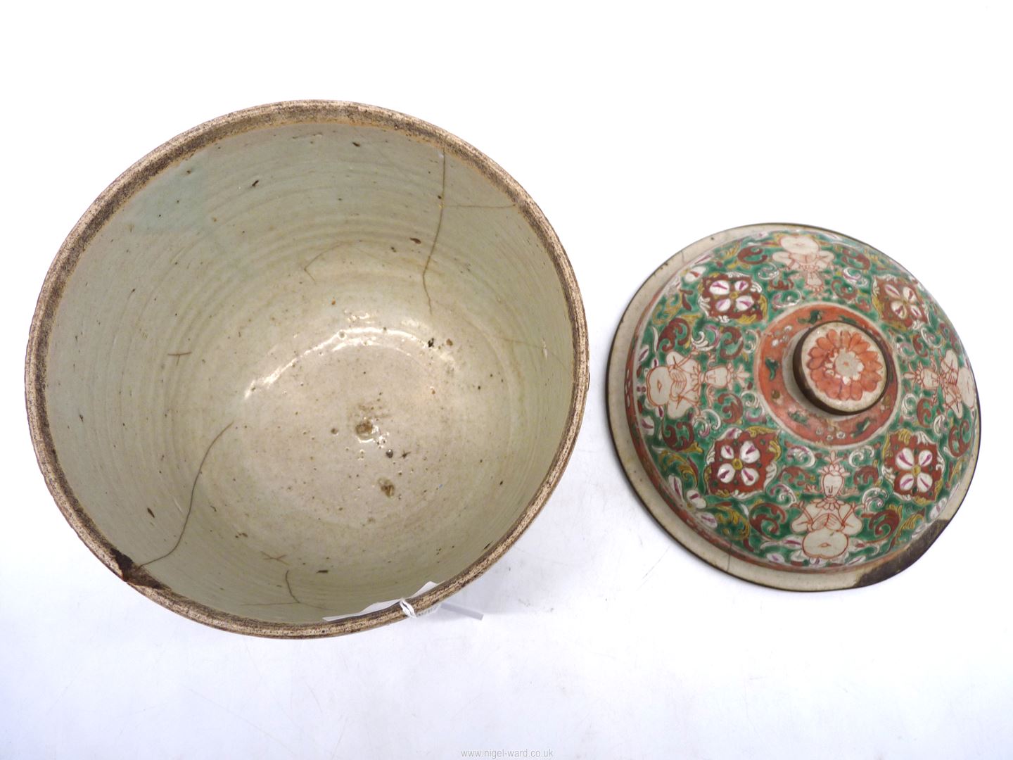 A large Benjarong covered Vessel (Chinese porcelain for the Thai market) 18th-19th century painted - Image 2 of 3