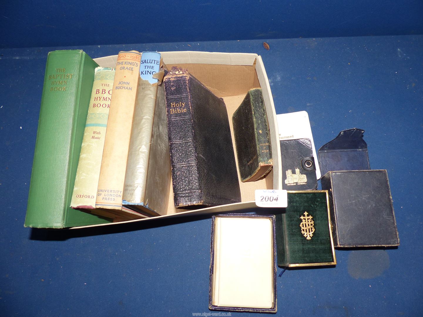 A small qty of books to include Hymn Books, Common Prayer Books, The Kings Grace by John Buchan etc.