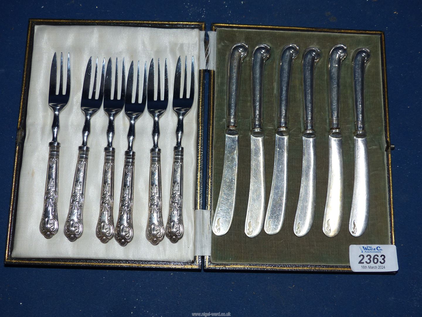 A cased set of Butter Knives with Sheffield Silver handles dated 1917 & a set of 6 Cake Forks with