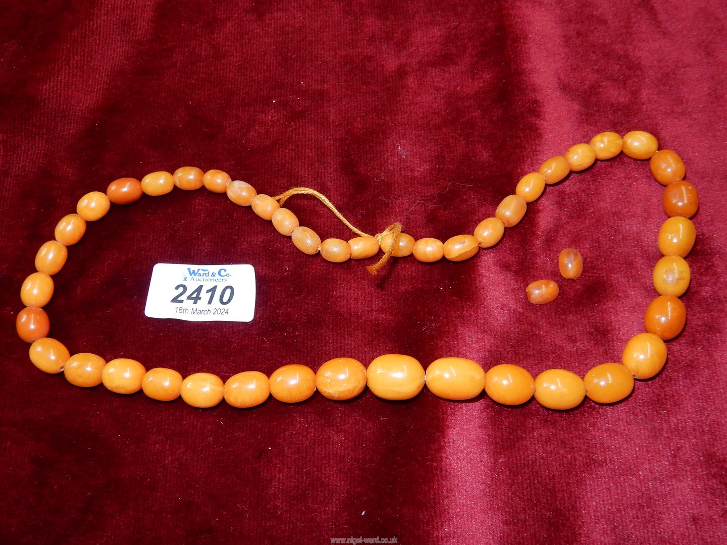 An amber oval bead necklace comprising 44 graduated beads, 21" approximately, 41.68 gms.