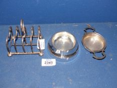 A Silver tea strainer and stand, Birmingham 1921, makers Chatterley & Sons Ltd., 113.