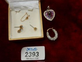 A small quantity of costume jewellery including pendant and odd earrings.