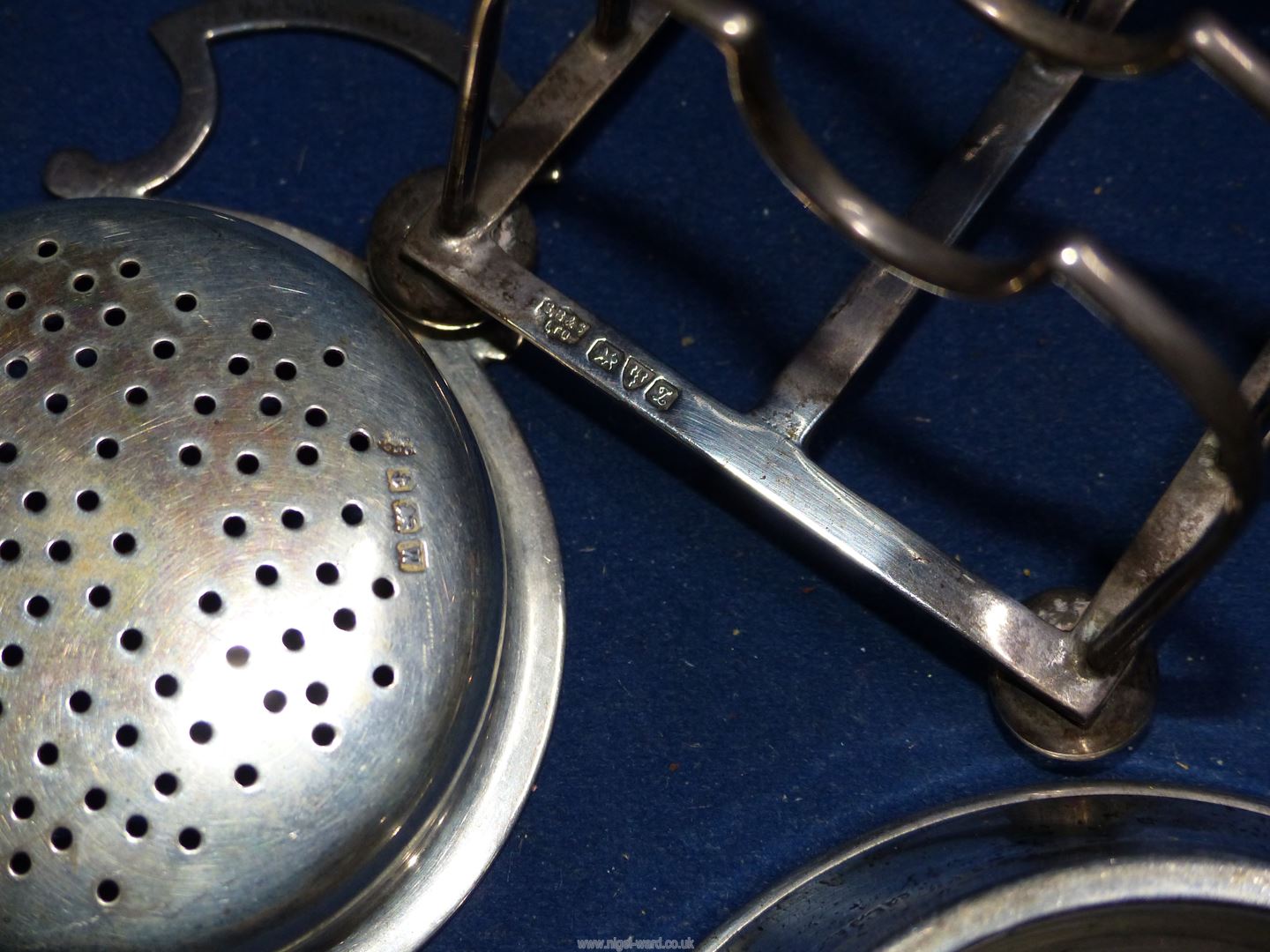 A Silver tea strainer and stand, Birmingham 1921, makers Chatterley & Sons Ltd., 113. - Image 3 of 3