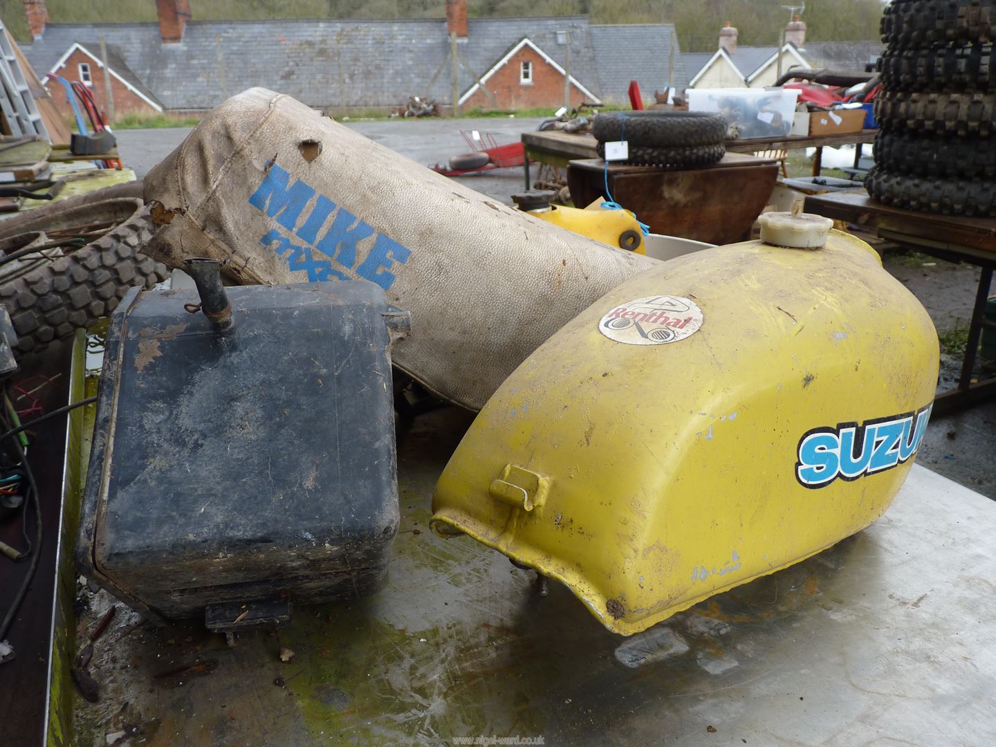 A Suzuki petrol tank plus another, a seat, an intake housing and a new white front mudguard. - Image 2 of 2