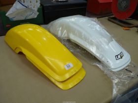 Two pairs of plastic mudguards : white and yellow.