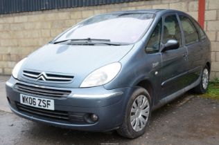 A Citroen Xsara Picasso Desire Estate 1.