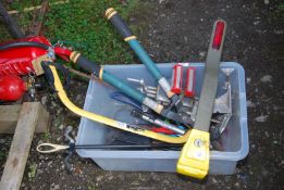 A bow saw, aluminium clamps, a companion set, shears, a steering lock with key, etc.