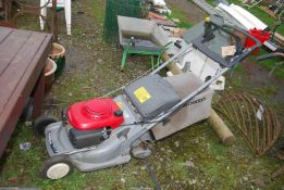 A Honda HRB 475 lawn mower with grass collector and instructions.