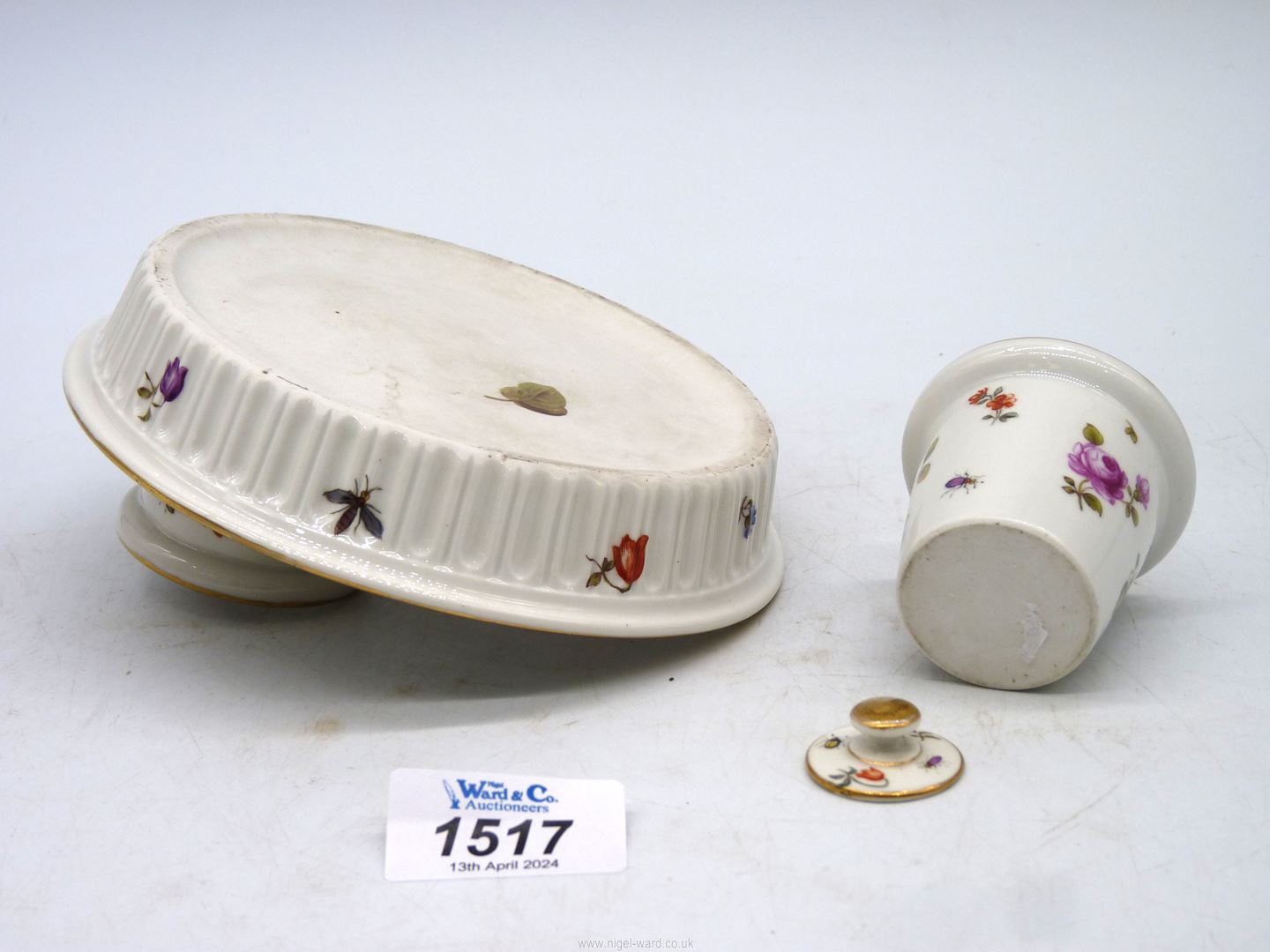 An antique continental porcelain desk set with tray and attached ink well with lid and a sander. - Image 3 of 4