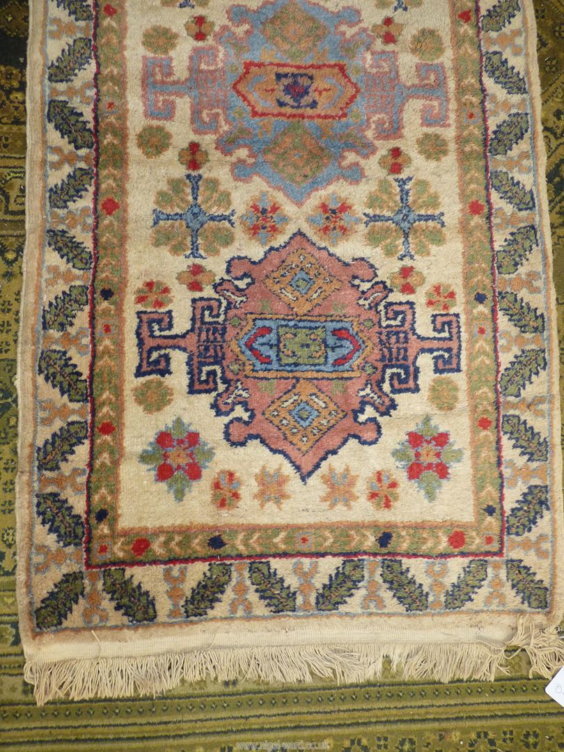 A border pattern and fringed rug with three central guls and stylised leaf border, - Image 2 of 3