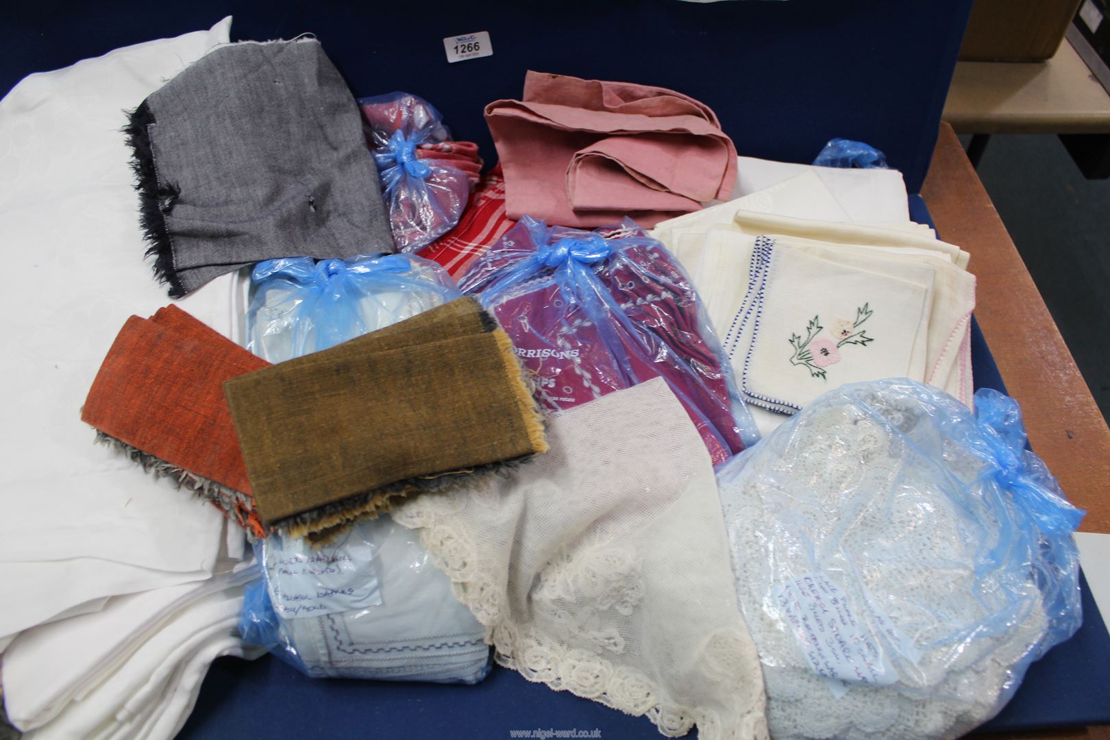 A quantity of linen including three white Damask table clothes, linen table cloths, - Image 3 of 4