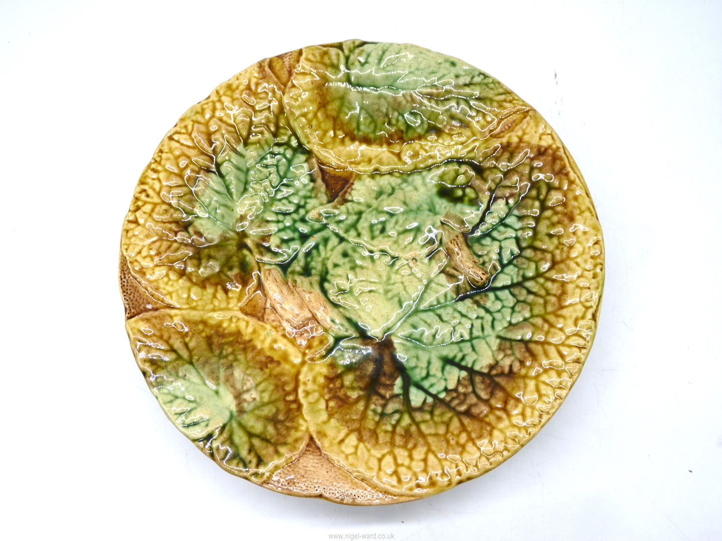 A 19th century Majolica low comport, 9" diameter, 'x' mark to base, - Image 3 of 5