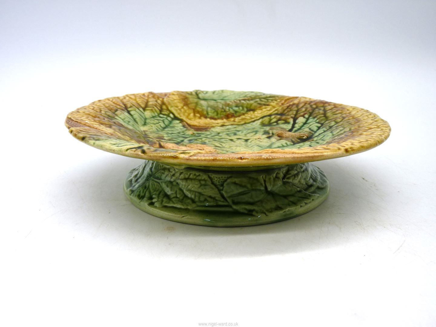A 19th century Majolica low comport, 9" diameter, 'x' mark to base, - Image 2 of 5